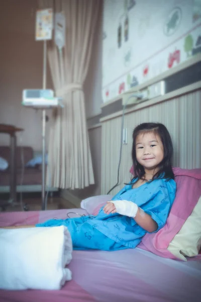 Ziekte Aziatische kind toegelaten in het ziekenhuis met Iv infuus aan kant. — Stockfoto