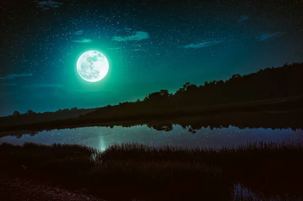 Céu noturno com lua cheia e muitas estrelas, fundo natureza serenidade — Fotografia de Stock