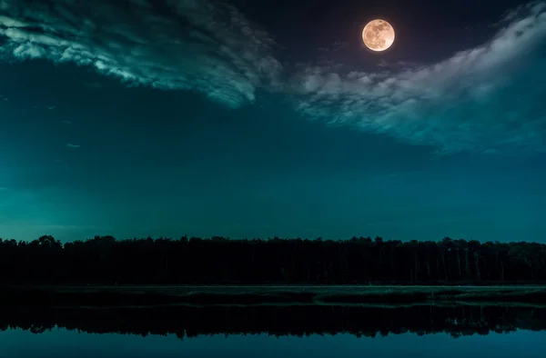 Emerald green sky and full moon at seaboard. Serenity nature background — Stock Photo, Image
