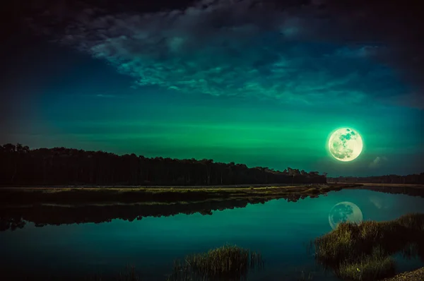 Ciel nocturne et pleine lune brillante au bord de la rivière. Sérénité nature arrière-plan — Photo