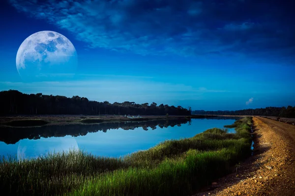 Cielo notturno e super luna sul lungofiume. Serenità natura sfondo . — Foto Stock