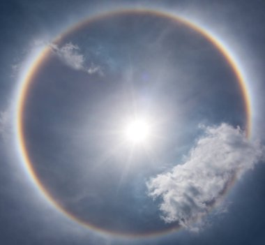 Fantastik güzel güneş halo fenomen. Serenity doğa.