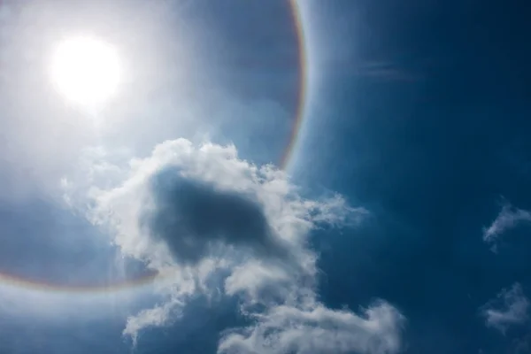 Fantastic beautiful sun halo phenomenon. Serenity nature. — Stock Photo, Image