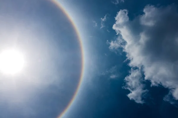 Fantastic beautiful sun halo phenomenon. Serenity nature. — Stock Photo, Image