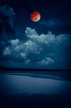 Bloodmoon gece deniz manzarası üzerinde gökyüzü manzara. Serenity doğa arka plan.