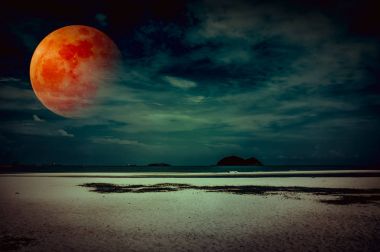 Bloodmoon gece deniz manzarası üzerinde gökyüzü manzara. Serenity doğa arka plan.