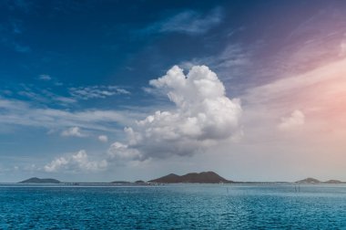 Manzara mavi gökyüzü bulutlar deniz üzerinde. Tatil arka plan. 