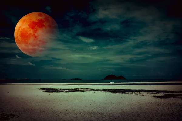 Bloodmoon gece deniz manzarası üzerinde gökyüzü manzara. Serenity doğa arka plan. — Stok fotoğraf