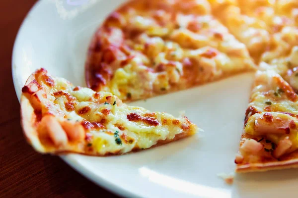 Tortilla Pizza con queso mozzarella, imitación palo de cangrejo en plato blanco para su publicidad . — Foto de Stock