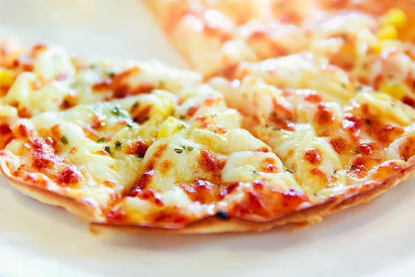 Fondo alimenticio. Tortilla Pizza con queso mozzarella, palo de cangrejo de imitación . — Foto de Stock