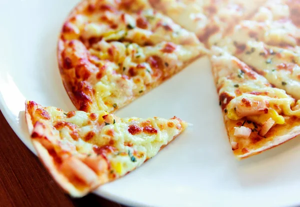 Tortilla Pizza med mozzarella ost, imiteret krabbepind . - Stock-foto
