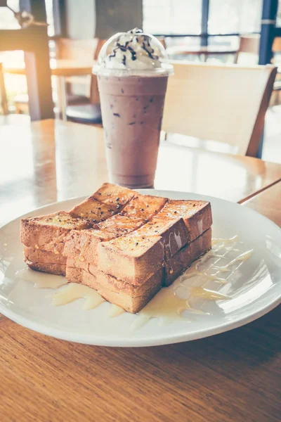 Pain au beurre à l'ail et chocolat glacé avec crème essuyante au café . — Photo