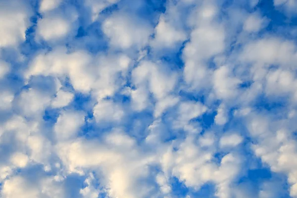 Wolkenlandschaft mit Stratocumuluswolken, Wolkenstruktur. Hintergrund Natur. — Stockfoto