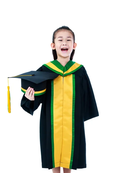 Asiatique enfant en robe de graduation souriant et tenant chapeau . — Photo