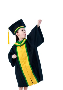 Asyalı çocuk Mezuniyet elbise kap ile. Beyaz arka plan üzerinde izole.