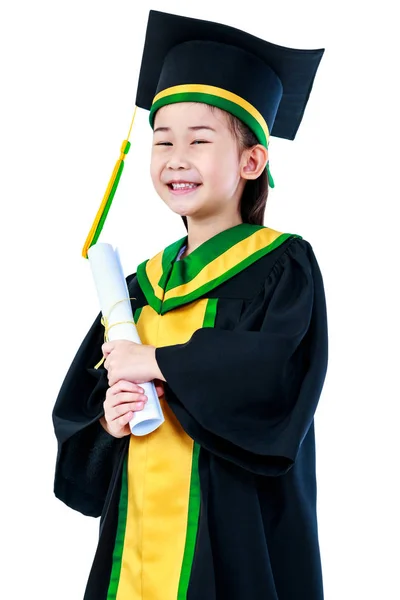 Азиатский ребенок в выпускном платье улыбается и держит диплом в студии — стоковое фото