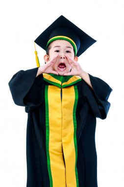 Asyalı çocuk Mezuniyet elbise açık ağız yakın elele.