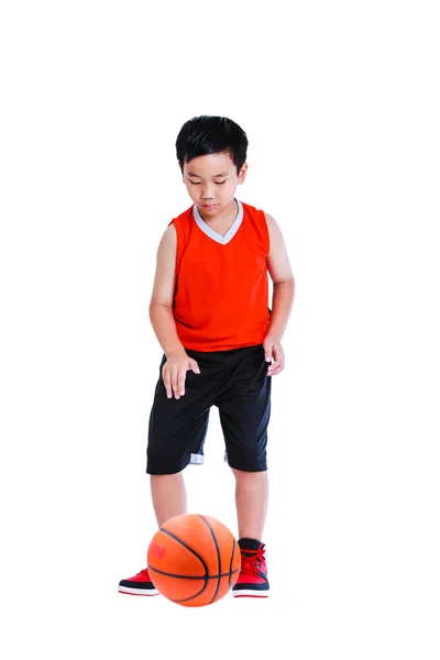 Anak Asia bermain basket. Terisolasi pada latar belakang putih . — Stok Foto