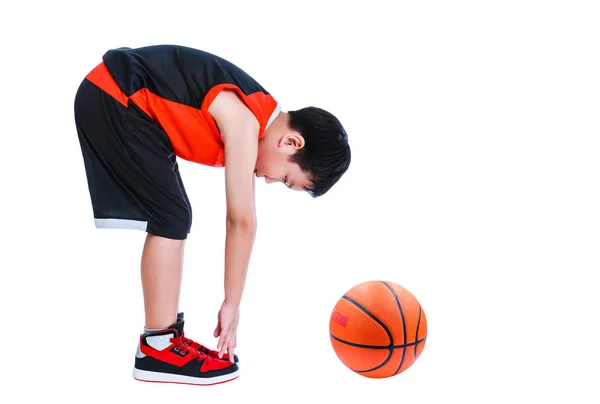 Pemain basket Asia membungkuk dan meregang. Terisolasi pada latar belakang putih — Stok Foto
