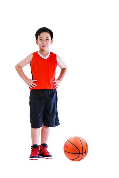 亚洲篮球运动员用球摆姿势。在白色背景上被隔离 — 图库照片