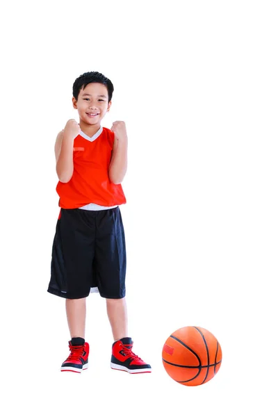 亚洲篮球运动员用球摆姿势。在白色背景上被隔离 — 图库照片