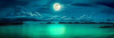 Dolunayda gece deniz manzarası ile gökyüzü Panoraması.