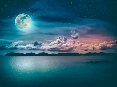 Dolunayda gece deniz manzarası ile gökyüzü manzara. Serenity doğa arka plan