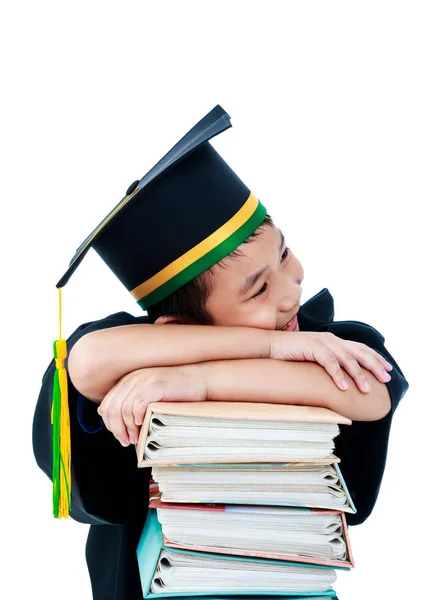 Enfant asiatique en robe de remise des diplômes avec de nombreux livres. Isolé au fouet — Photo