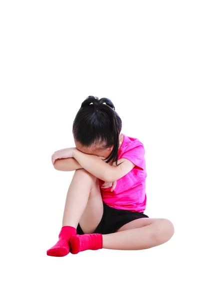 Azjatycki dziecko w Odzież sportowa płacz. Na białym tle. — Zdjęcie stockowe