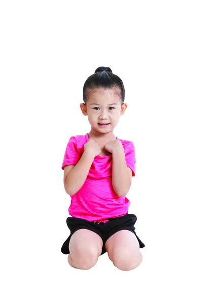 Niño asiático en ropa deportiva arrastrándose de rodillas. Aislado sobre fondo blanco . — Foto de Stock