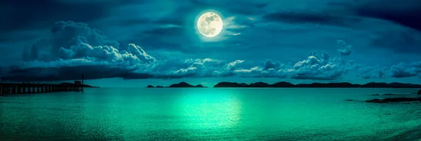 Dolunayda gece deniz manzarası ile gökyüzü Panoraması.