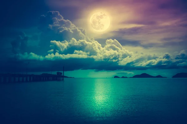 하늘에 보름달 밤에 바다에서의 풍경입니다. 크로스 프로세스. — 스톡 사진