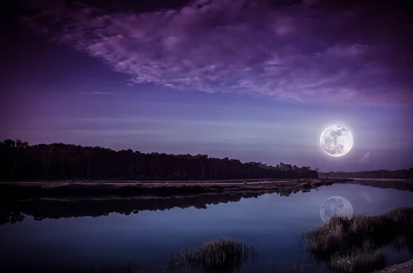 Nocne niebo i jasne full moon w riverside. Tle natura Serenity — Zdjęcie stockowe