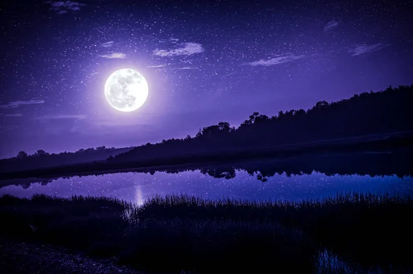 Cielo nocturno con luna llena y muchas estrellas, fondo de la naturaleza serenidad —  Fotos de Stock