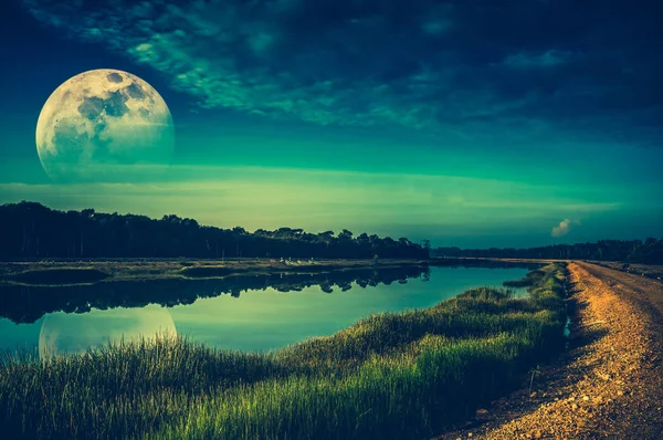 Cielo notturno e super luna sul lungofiume. Serenità natura sfondo — Foto Stock