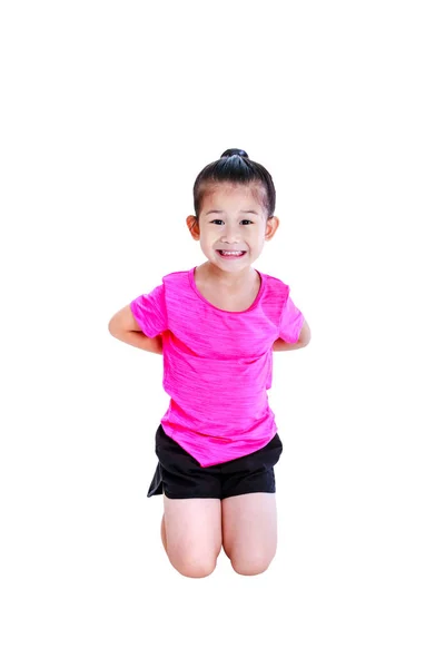 Asiatisches Kind in Sportbekleidung begeistert mit zahm strahlendem Lächeln. Isol — Stockfoto
