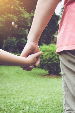 Anne ve kızı birbirimizin elini tutarak. Vintage sesi.