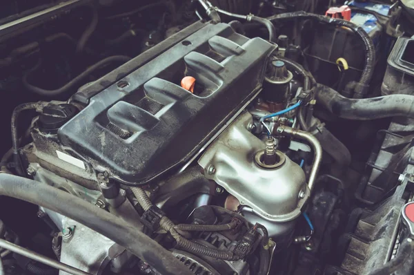 自動車エンジンのクローズ アップの詳細。ビンテージ フィルム フィルター効果 — ストック写真