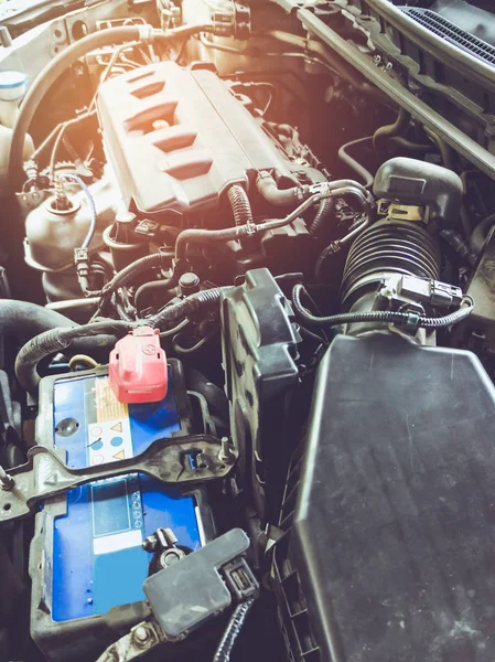 Detalles de primer plano del motor del automóvil. Filtro de película Vintage efecto —  Fotos de Stock