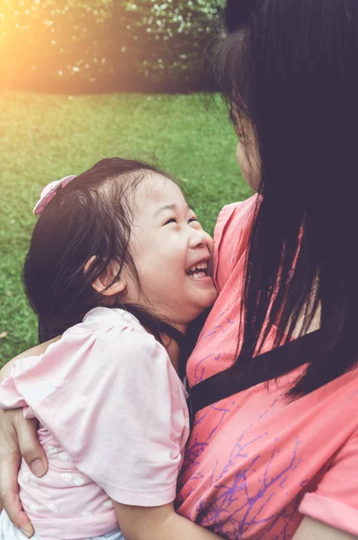 アジアの母と楽しんで、一緒に笑顔の素敵な娘. — ストック写真