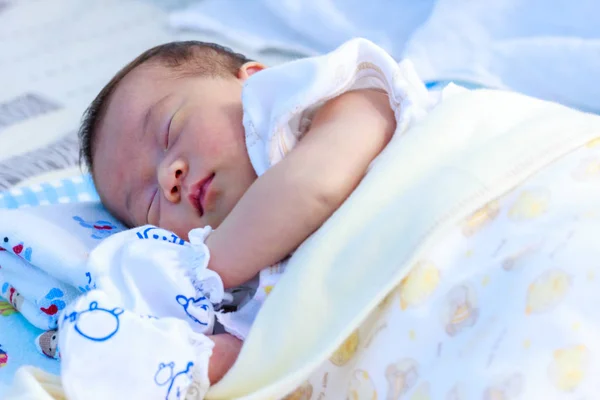 Een één maand oud pasgeboren meisje rust rustig in de ochtend. — Stockfoto