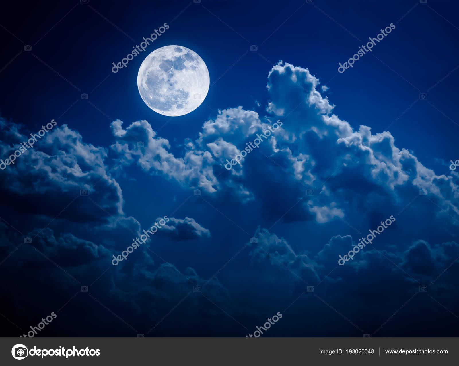 夜空輝く満月と曇り 安らぎ 自然の背景 ストック写真 C Kdshutterman