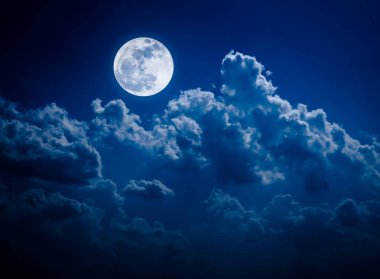 Gece gökyüzü parlak dolunay ve bulutlu, serenity doğa arka plan.