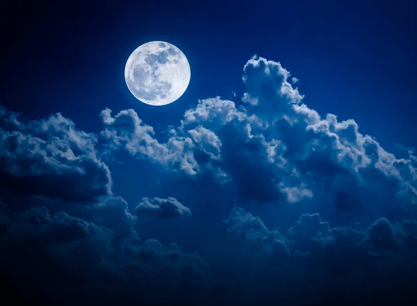 Cielo notturno con luna piena luminosa e nuvoloso, serenità natura sfondo . — Foto Stock
