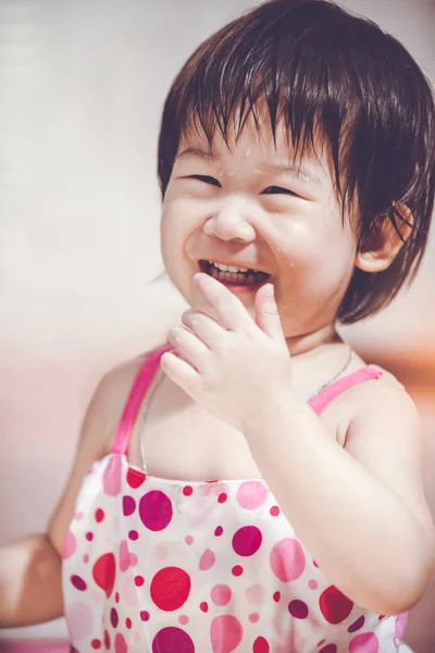 Menina asiática sorrindo com sorriso perfeito com gota em seu rosto . — Fotografia de Stock