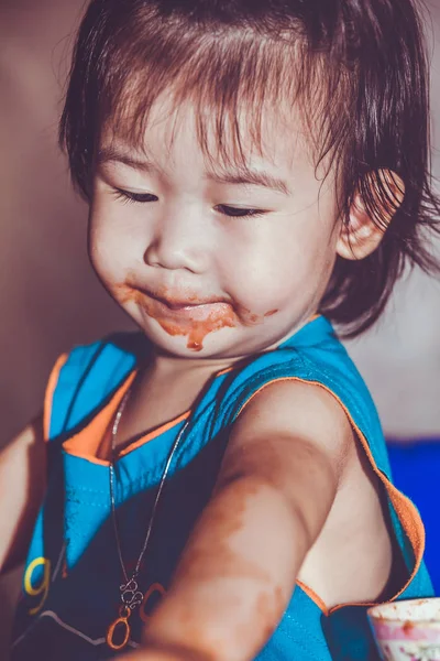 Ребенок ест с запятнанным лицом. Сделай это сам. Винтаг — стоковое фото