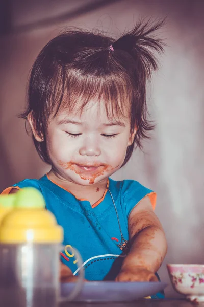 汚れた顔で食べる子。自分で行う概念。ヴィンテージドレス — ストック写真