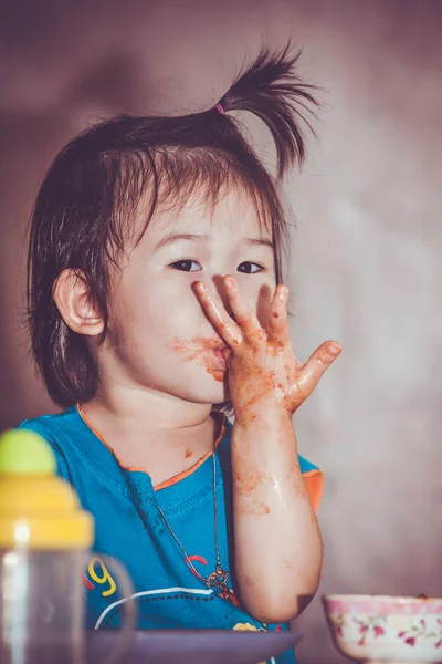 汚れた顔で食べる子。自分で行う概念。ヴィンテージドレス — ストック写真