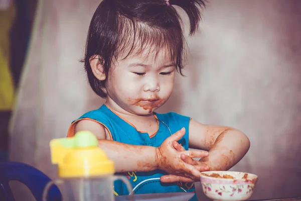 汚れた顔で食べる子。自分で行う概念。ヴィンテージドレス — ストック写真