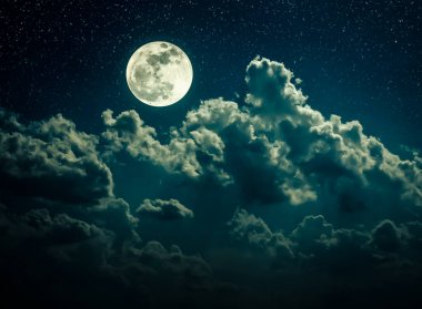 Gece gökyüzü parlak dolunay ve bulutlu, serenity doğa arka plan.
